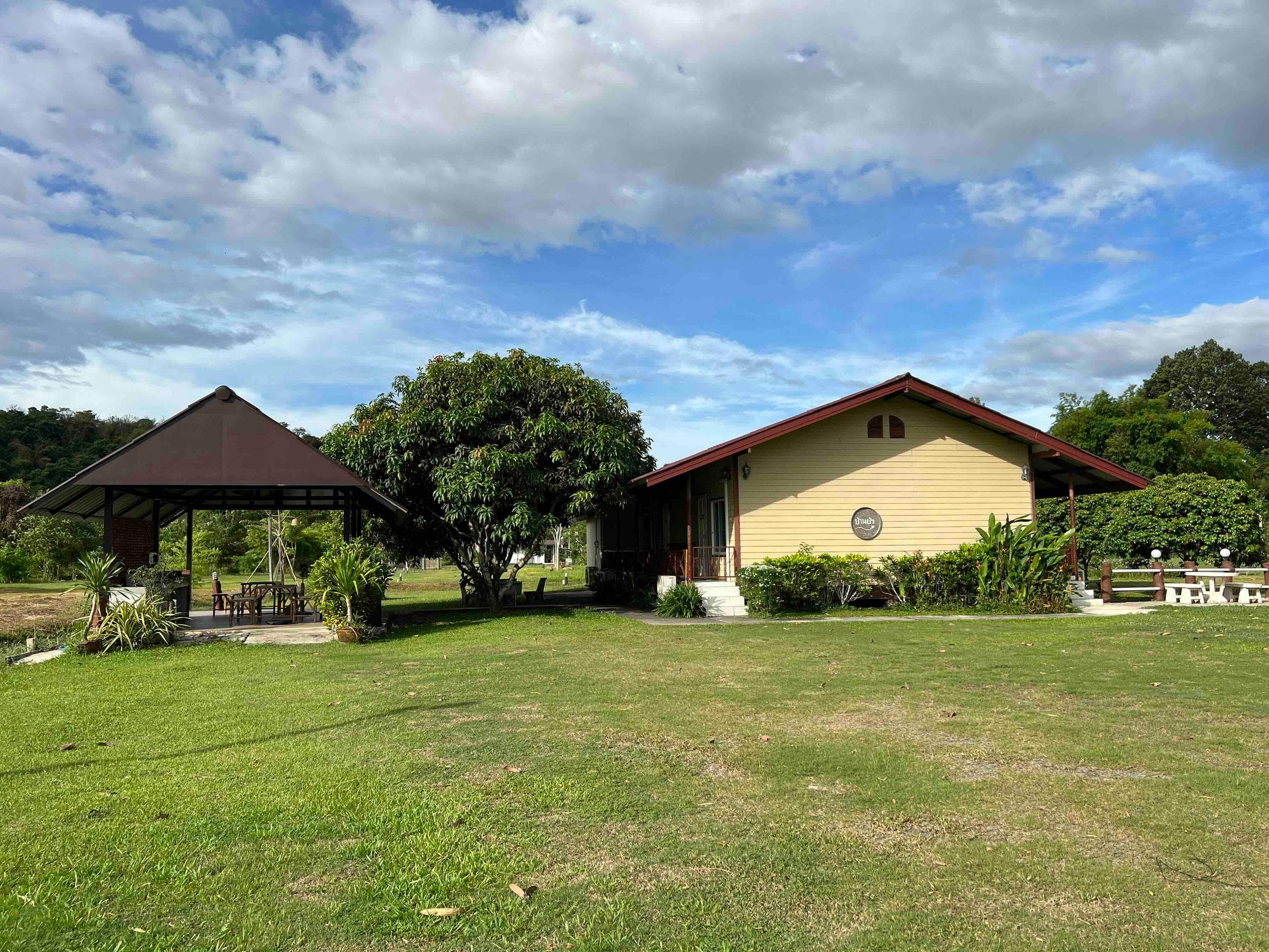 ห้องบัวชมพู บ้านสวนสายสมร ที่พักนครนายก